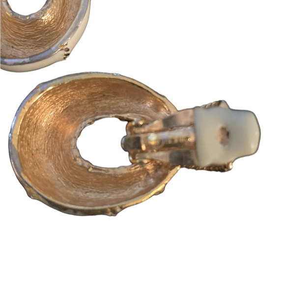 Vintage 80s White Modern Doorknocker Statement Clip Earrings - Picture 5 of 5